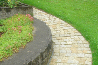 Eleganter Granitweg in gepflegtem Garten